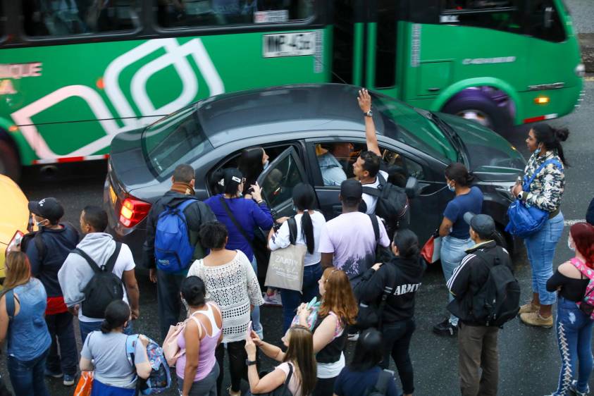 Algunos conductores de carros particulares se detienen para ayudar a los transeúntes que no consiguen transporte. Foto: Edwin Bustamante