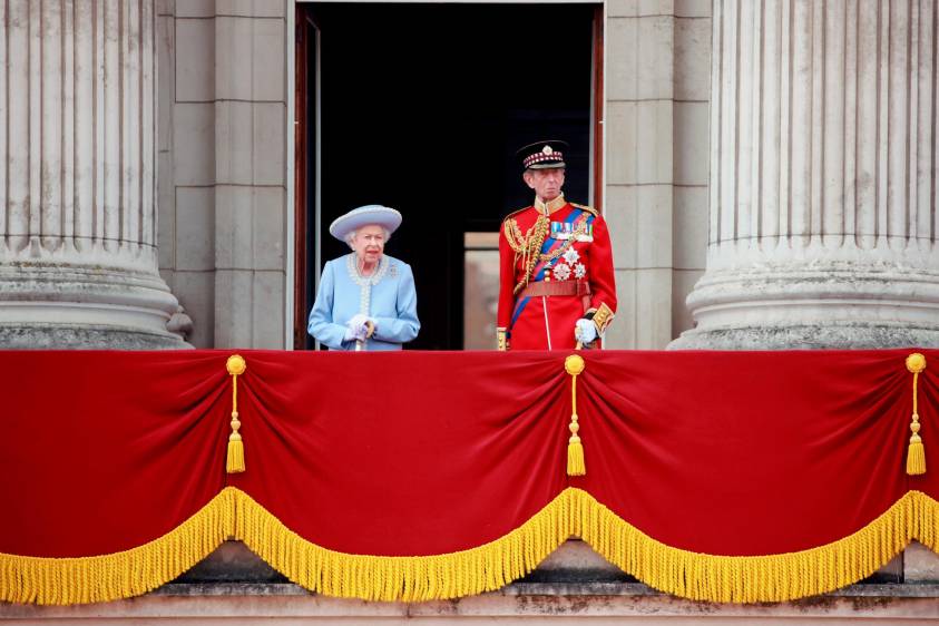 La reina Isabel II, de 96 años, salió este jueves al balcón del palacio de Buckingham, en Londres, para el saludo oficial al término del desfile militar “Trooping the Colour”, que marca el comienzo de los festejos por sus 70 años de reinado. La soberana ha recibido varios regalos de dignatarios de todo el mundo, por ejemplo, los franceses le enviaron un caballo de raza, una silla de gala y un sable de caballería