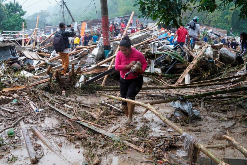 Los mismos vecinos del barrio La Esneda participaron en las labores de rescate después del deslizamiento. También prestaron sus casas para darles posada a los damnificados. FOTO cortesía