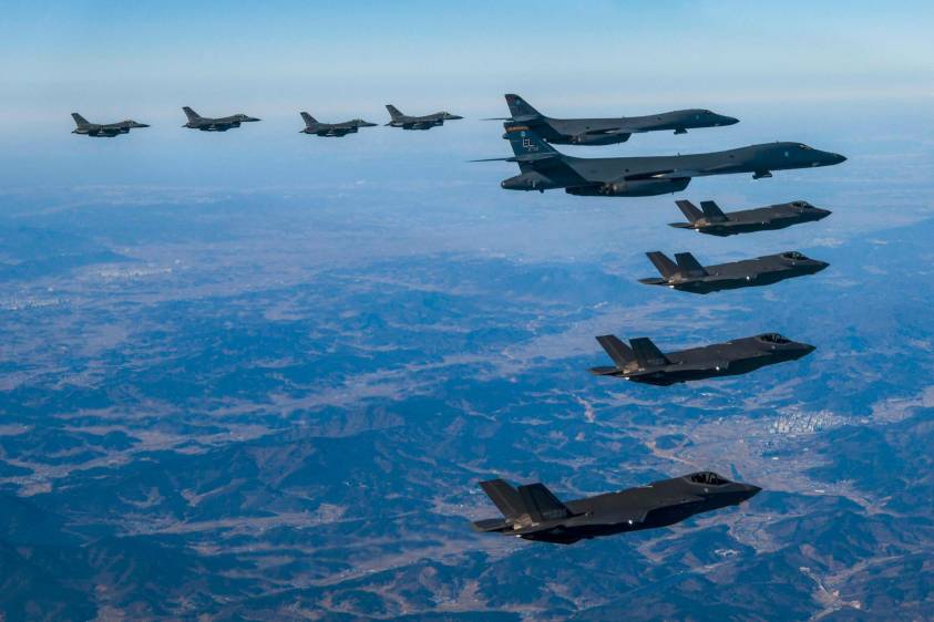 Dos bombarderos estratégicos estadounidenses B-1 realizan maniobras sobre la península coreana escoltados por cazas F-35 surcoreanos y F-16 estadounidenses, una acción que busca responder al lanzamiento de un misil de largo alcance realizado por Corea del Norte en la víspera. FOTO: EFE