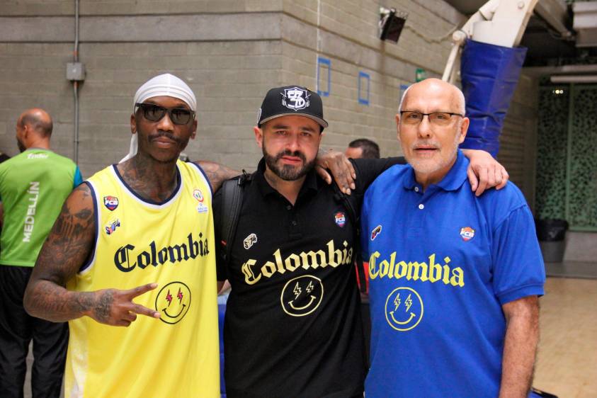DJ Pope junto al técnico Guillermo Moreno exhibiendo los diseños de la nueva piel de la Selección Colombia. FOTO CORTESÍA DPB