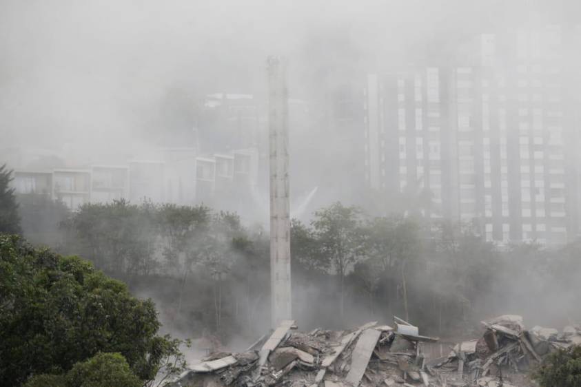 La torre de ascensores quedó en pie tras la implosión, de acuerdo con el alcalde Quintero, será demolida en las próximas horas con maquinaria amarilla. FOTO CAMILO SUÁREZ. 