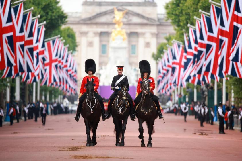 El desfile inaugural de las celebraciones se llama “Trooping the Colour”, lo componen los regimientos británicos y tuvo lugar en la sede de la guardia de caballería —Horse Parade—, en el centro de Londres.