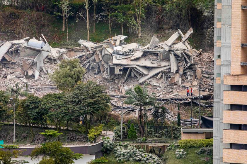 Así lucían los escombros de Continental Towers luego de su demolición, durante la mañana del 8 de diciembre de 2022. FOTO: CARLOS ALBERTO VELÁSQUEZ