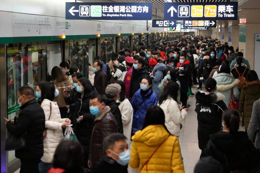 Su metro volvió a llenarse de trabajadores y estudiantes que se mueven a diario, un panorama que era imposible hace un año. Foto: Getty Images