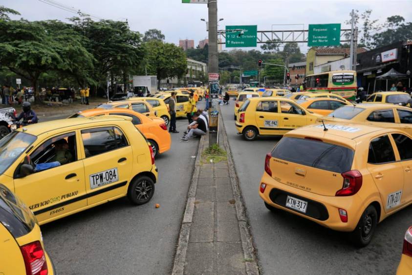 Los taxistas de Medellín atendieron el llamado nacional al gremio para cesar sus actividades este miércoles. FOTO: ESNEYDER GUTIÉRREZ