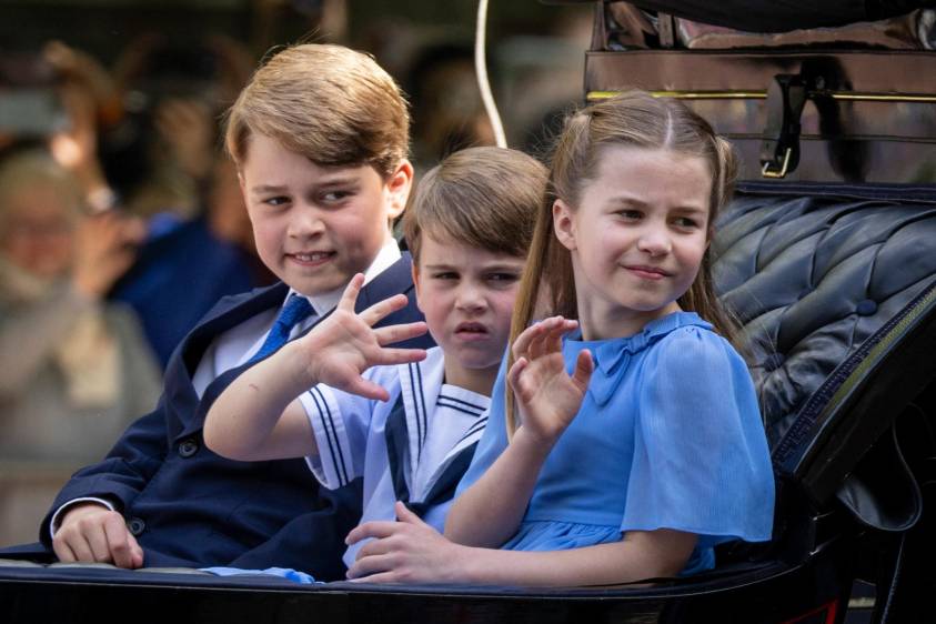 Para los pequeños príncipes George, Louis y Charlotte, que saludaron a los curiosos desde la carroza ataviados con colores en tonos azul claro, oscuro y blanco, se trató de su primer desfile militar.