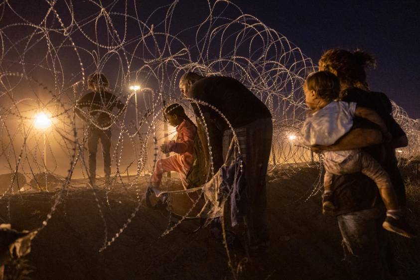 Migrantes cruzando la frontera entre México y Estados Unidos en mayo de 2023. Foto: Getty.