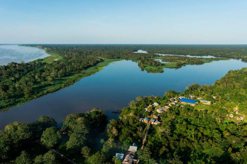 Fotografía aérea de río y selva del Amazonas en la zona de Puerto Nariño, Colombia, desembocadura del río Loretoyacú al río Amazonas. Foto: El Colombiano.