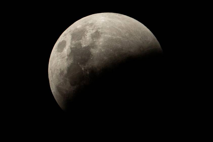 Según el Planetario de Medellín, el eclipse total empezaría exactamente a las 10:28 p.m. y terminaría a las 11:54 p.m. FOTO: EFE
