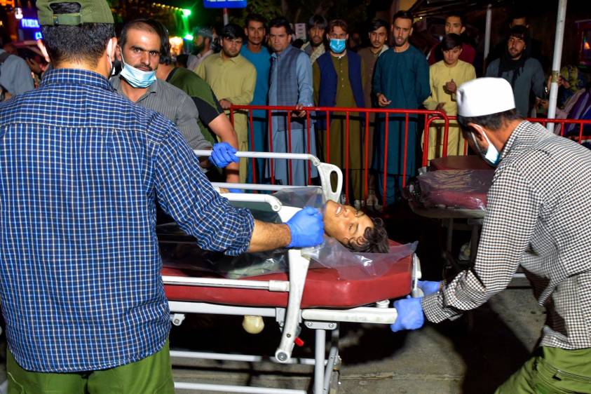 Dos explosiones cerca al aeropuerto de Kabul dejaron al menos 80 muertos y cientos de heridos. Foto: AFP