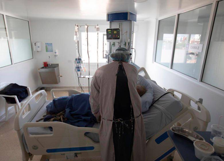 Los médicos resaltaron que debe tenerse cuidado puesto que la ocupación de camas UCI sigue cerca al 90 %. FOTO: EDWIN BUSTAMANTE.