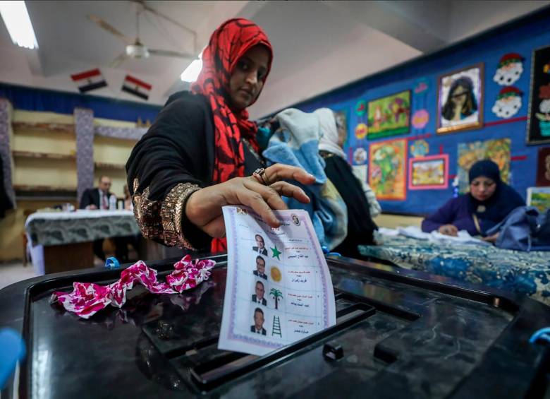 Una mujer vota para las elecciones presidenciales en la Escuela Mártir Mohamed Savwaf en la ciudad de Shibin El Qanater, El Cairo, Egipto, el 12 de diciembre de 2023. Foto GETTY.