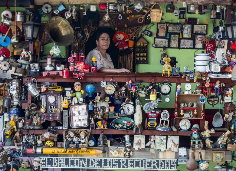 Gloria Elcy empezó a comprar y coleccionar antigüedades hace 2 años. El primer artículo que colgó en su balcón fue una greca que compró en el Parque Bolívar. FOTO Julio César Herrera. 