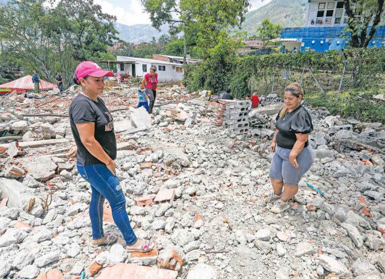 Lo que faltaba: una invasión se come el cementerio de Niquía