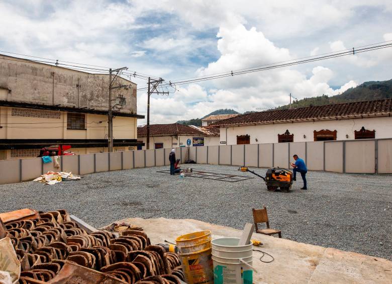 La Casa Rosada, como se conoce la ubicada en la esquina de la calle 20 que lleva al parque principal, fue derribada y no se sabe qué negocios se proyecta construir allí. FOTO CAMILO SUÁREZ