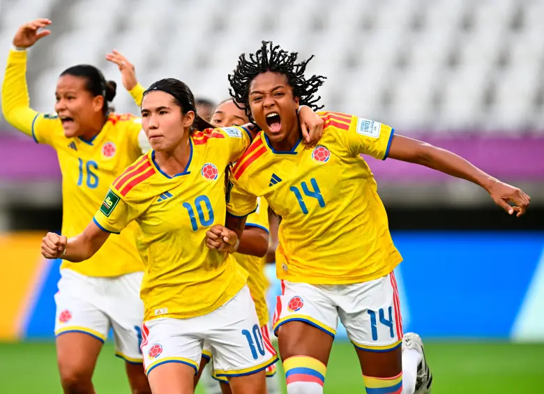 María Fernanda Viáfara celebra con sus compañeras en el empate parcial, 1-1 contra Costa Rica, en el Mundial Sub 20 en Polonia. FOTO GETTY