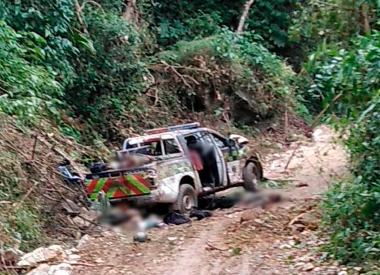 Así quedó la patrulla en la que se transportaban los ocho uniformados. FOTO: CORTESÍA