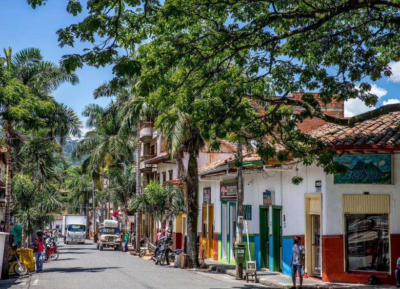 La población en el casco urbano de Ciudad Bolívar intentó atacar la estación pero fueron apaciguados por los propios indígenas. FOTO: JUAN A. SÁNCHEZ