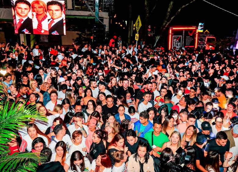 Los fans de la agrupación se concentraron en Provenza a esperar el anuncio oficial con las fechas del concierto. FOTO Jaime Pérez