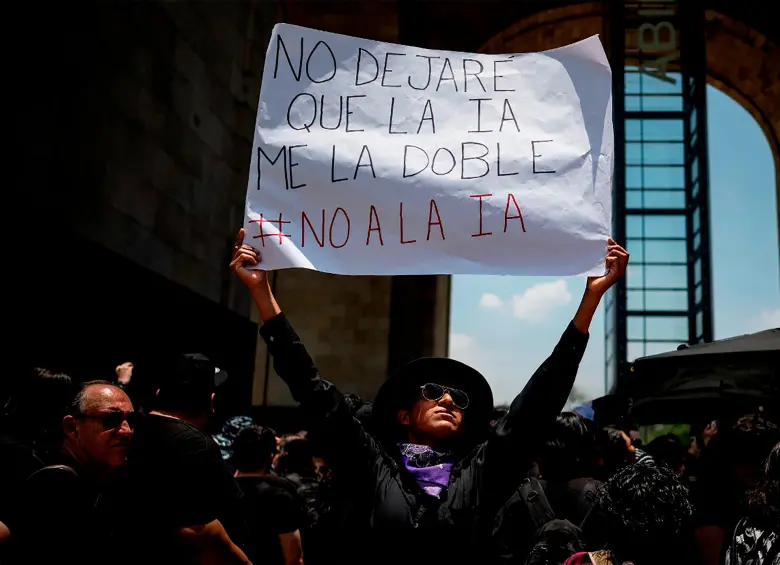 Con pancartas, los locutores en México clamaron por sus derechos. FOTO AFP