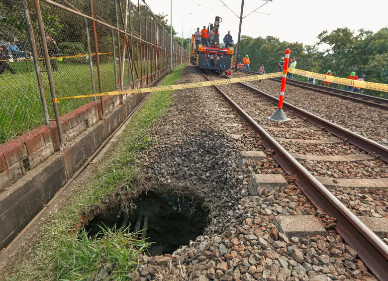 Esta fue la socavación que provocó la suspensión del metro entre el 16 y el 22 de junio de 2022 entre las estaciones Tricentenario y Caribe. Se originó por la falla en una cubierta de la quebrada La Cantera. FOTO: MANUEL SALDARRIAGA