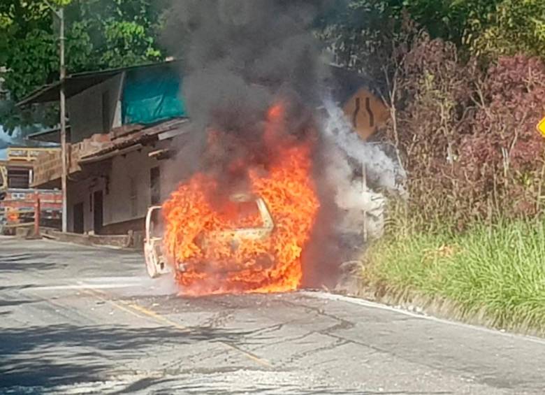 El campero se incendió en el sector de Tres Esquinas, en Santo Domingo, en la vía que comunica a Medellín con Cisneros. FOTO Juan Antonio Sánchez