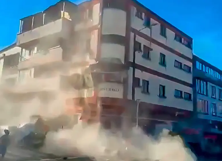 Varias viviendas y estructuras colapsaron. Foto: Captura de videos redes sociales