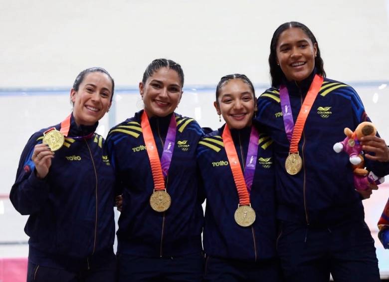 Mariana Pajón (izquierda) sumó oro en pista y mantiene vivo el reto de Los Ángeles 2028 junto a Juliana Gaviria, Manuela Loaiza y Stefany Cuadrado. FOTO COC