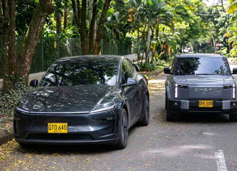 Los vehículos eléctricos e híbridos ganan participación en el mercado automotor colombiano. Tesla y BYD concentran buena parte de las ventas de eléctricos, mientras fabricantes y operadores avanzan en la expansión de la infraestructura de carga. FOTO EL COLOMBIANO E IA
