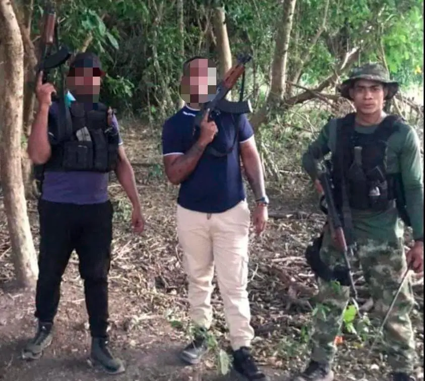 A la derecha aparece alias “Yao”, en uno de los videos intimidantes distribuidos por redes sociales en La Guajira. FOTO: CORTESÍA.