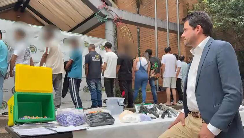 El secretario de Seguridad de Medellín, Manuel Villa Mejía (primer plano), junto con el alcalde Federico Gutiérrez destacaron la importancia de este golpe a los criminales que vendían drogas en los alrededores de los colegios del nororiente de Medellín. FOTO: <b>CORTESÍA</b>