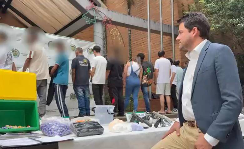 El secretario de Seguridad de Medellín, Manuel Villa Mejía (primer plano), junto con el alcalde Federico Gutiérrez destacaron la importancia de este golpe a los criminales que vendían drogas en los alrededores de los colegios del nororiente de Medellín. FOTO: CORTESÍA