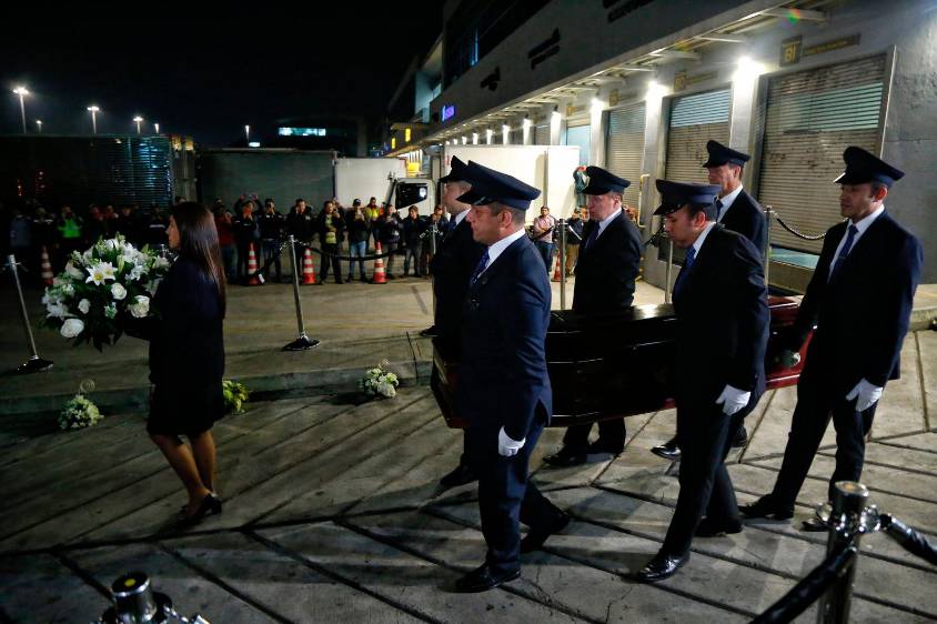 Se realizó una corta calle de honor, entre la salida de la zona de carga hasta el carro fúnebre a su llegada al aeropuerto de Bogotá. FOTO Colprensa.