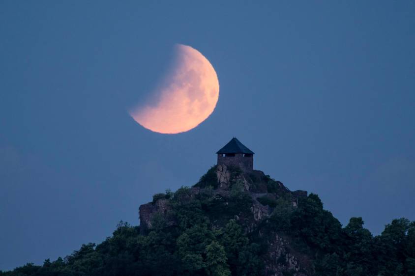 Eclipse lunar desde Hungría. FOTO: EFE