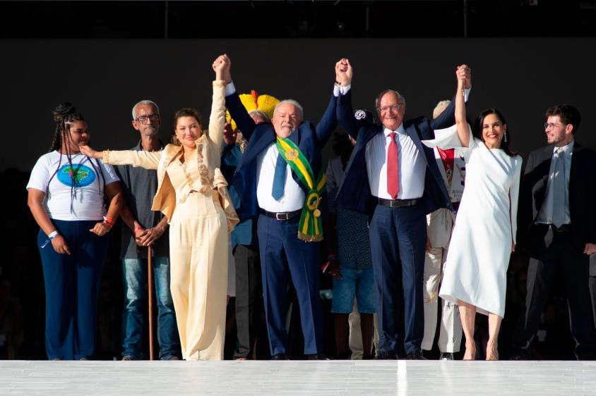 En ausencia de su predecesor Jair Bolsonaro en el traspaso de mando, Luiz Inácio Lula da Silva recibió este domingo la banda presidencial de manos de un grupo de ciudadanos, entre ellos el cacique indígena Raoni Metuktire. FOTO: GETTY
