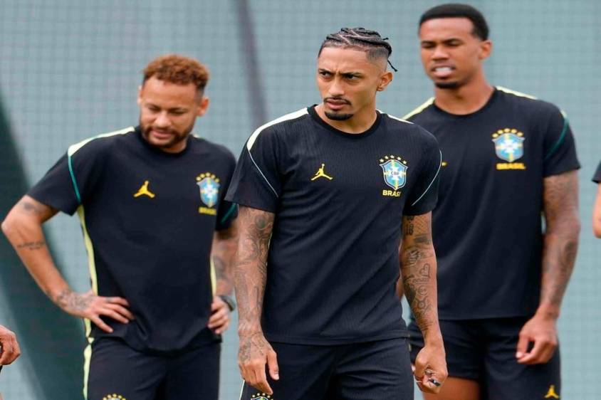 Raphinha se une a Neymar que por lesión no ha podido jugar con Brasil en el Mundial. Ahora el delantero del Barcelona FC también será baja para el duelo ante Escocia. FOTO GETTY