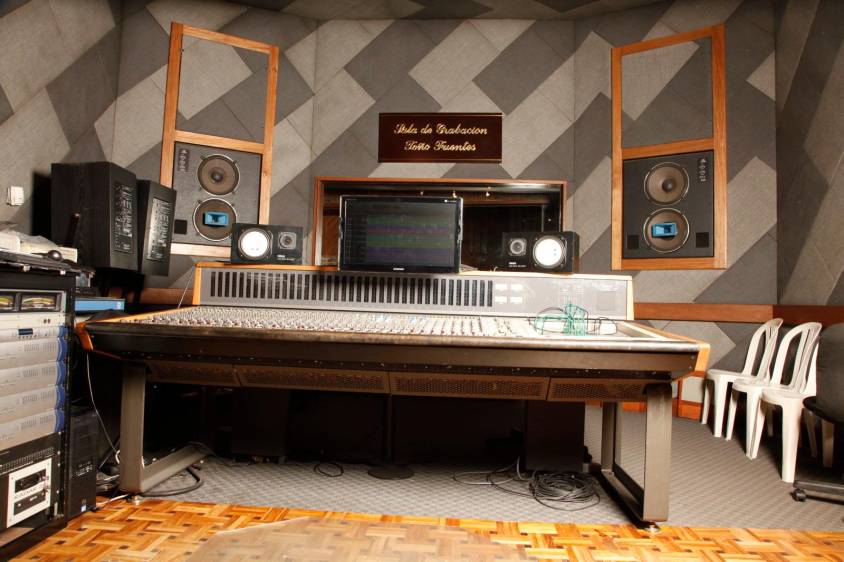 Antiguo estudio principal de Discos Fuentes, con consolas análogas, grabadora y monitores. Foto: Archivo Discos Fuentes