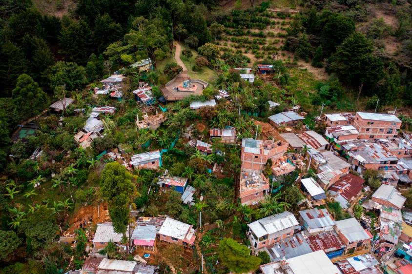 En el sector Sol de Oriente construyeron casas sobre las huertas comunitarias. Todos hablan del loteo, pero nadie se atreve a denunciarlo. FOTO CAMILO SUÁREZ