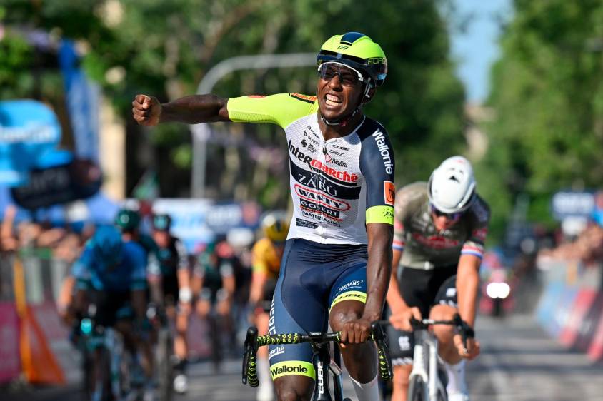 Biniam Girmay se impuso en la etapa 10 del Giro; Sosa fue el mejor de los colombianos
