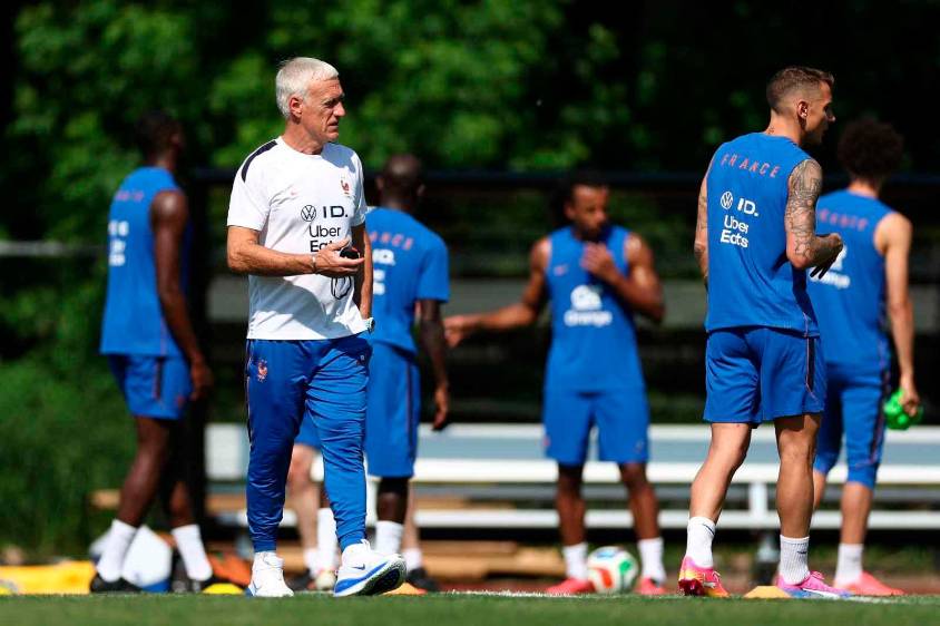 La selección de Francia entrenó en Estados Unidos y contaron con una visita muy especial, cerca de 400 aficionados que acompañaron la jornada de los Blues. FOTO AFP