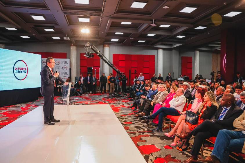 Al evento de Roy Barreras asistieron exfuncionarios del Juan Manuel Santos, entre ellos, nada menos que el hoy ministro del Interior, Alfonso Prada. FOTO Cortesía