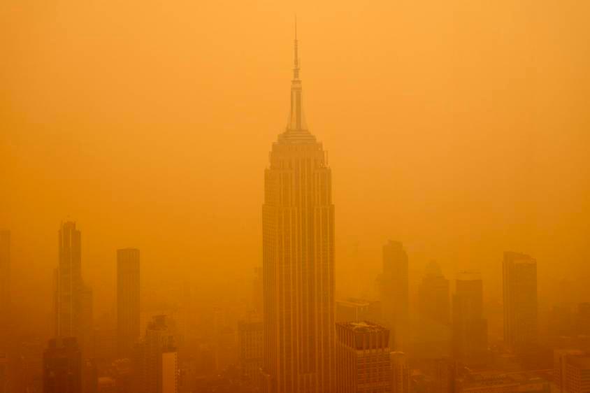 La niebla naranja de tintes apocalípticos que cubre a Nueva York es consecuencia de los incendios que afectan a Canadá. Según la empresa IQAir.com, que vigila la calidad del aire alrededor del mundo, Nueva York registra el peor nivel de contaminación de todas las ciudades del planeta. Foto Getty.