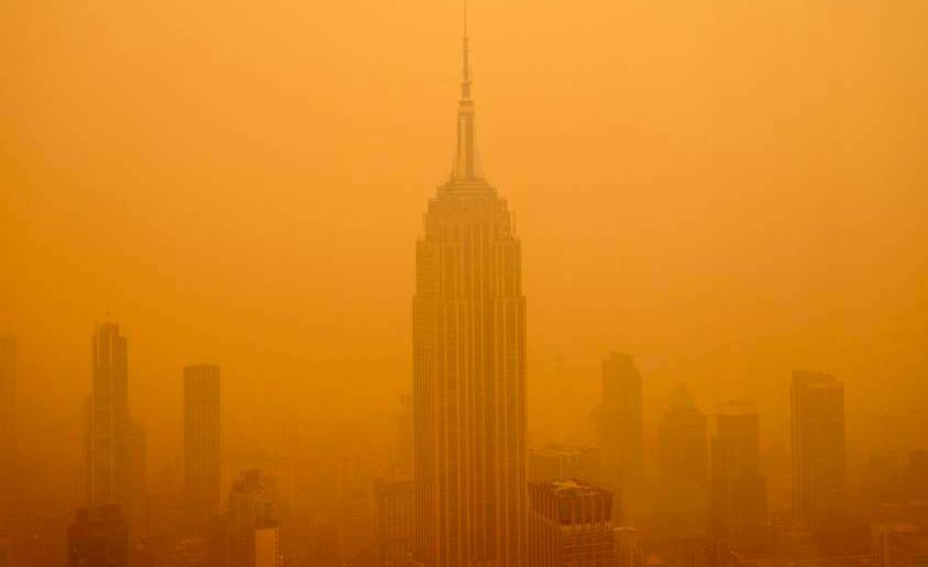 La niebla naranja de tintes apocalípticos que cubre a Nueva York es consecuencia de los incendios que afectan a Canadá. Según la empresa IQAir.com, que vigila la calidad del aire alrededor del mundo, Nueva York registra el peor nivel de contaminación de todas las ciudades del planeta. Foto Getty.