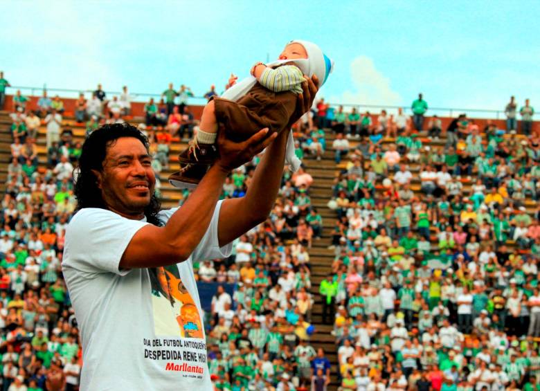 René Higuita, ante los hinchas en el Atanasio. Parte de lo recolectado en su despedida fue para una obra social en el Día del fútbol antioqueño. FOTO Archivo EC