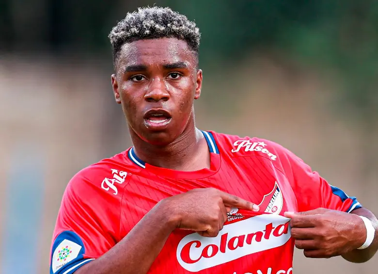 John Edwin Montaño, jugador del DIM y su gesto de amor a la divisa roja. FOTO MANUEL SALDARRIAGA