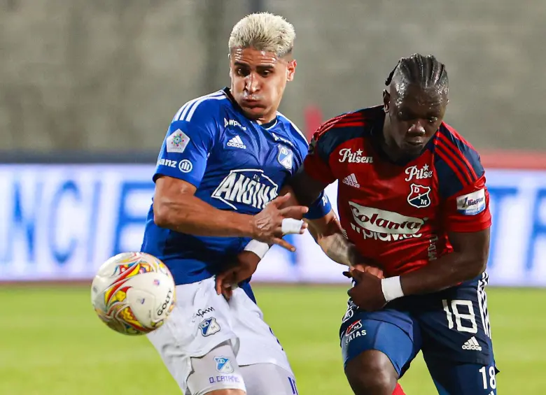 En la foto se ve a Daniel Cataño, cuando jugaba en Millonarios, junto al extremo vallecaucano Edwuin Cetré, jugador del Medellín. Foto: Manuel Saldarriaga