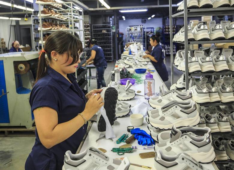 La informalidad en Colombia tiene raíces estructurales y no se limita al tamaño del negocio, sino que refleja las barreras de acceso a la formalidad, los costos tributarios y las trabas administrativas que enfrentan los microempresarios. Foto: Camilo Suárez 