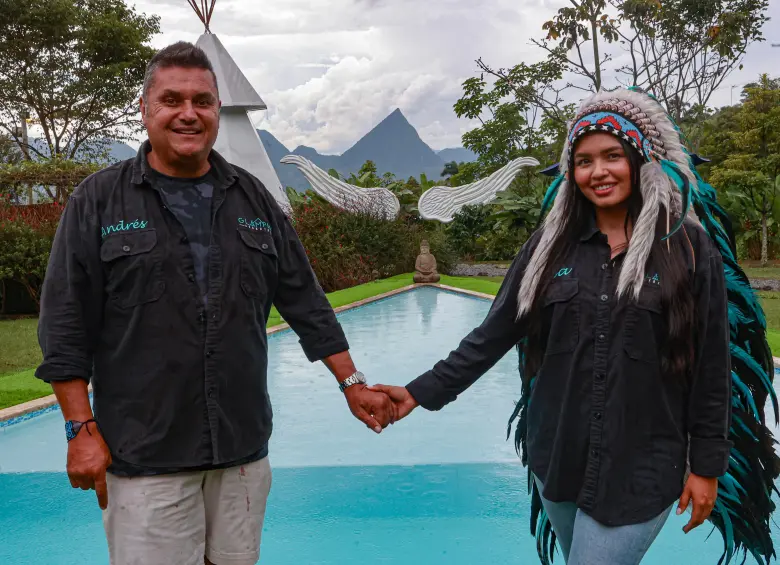 Desde la piscina o los teepees, la vista al Cerro Tusa parece un cuadro natural. Todo en el glamping está dispuesto para convivir con la montaña. FOTO Manuel saldarriaga