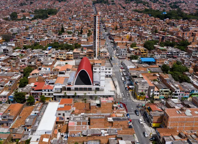 Parroquia San Judas Tadeo, de Castilla, es una de las más tradicionales de la ciudad, según la Arquidiócesis de Medellín. FOTOS Manuel Saldarriaga, Carlos Velásquez y Julio Herrera